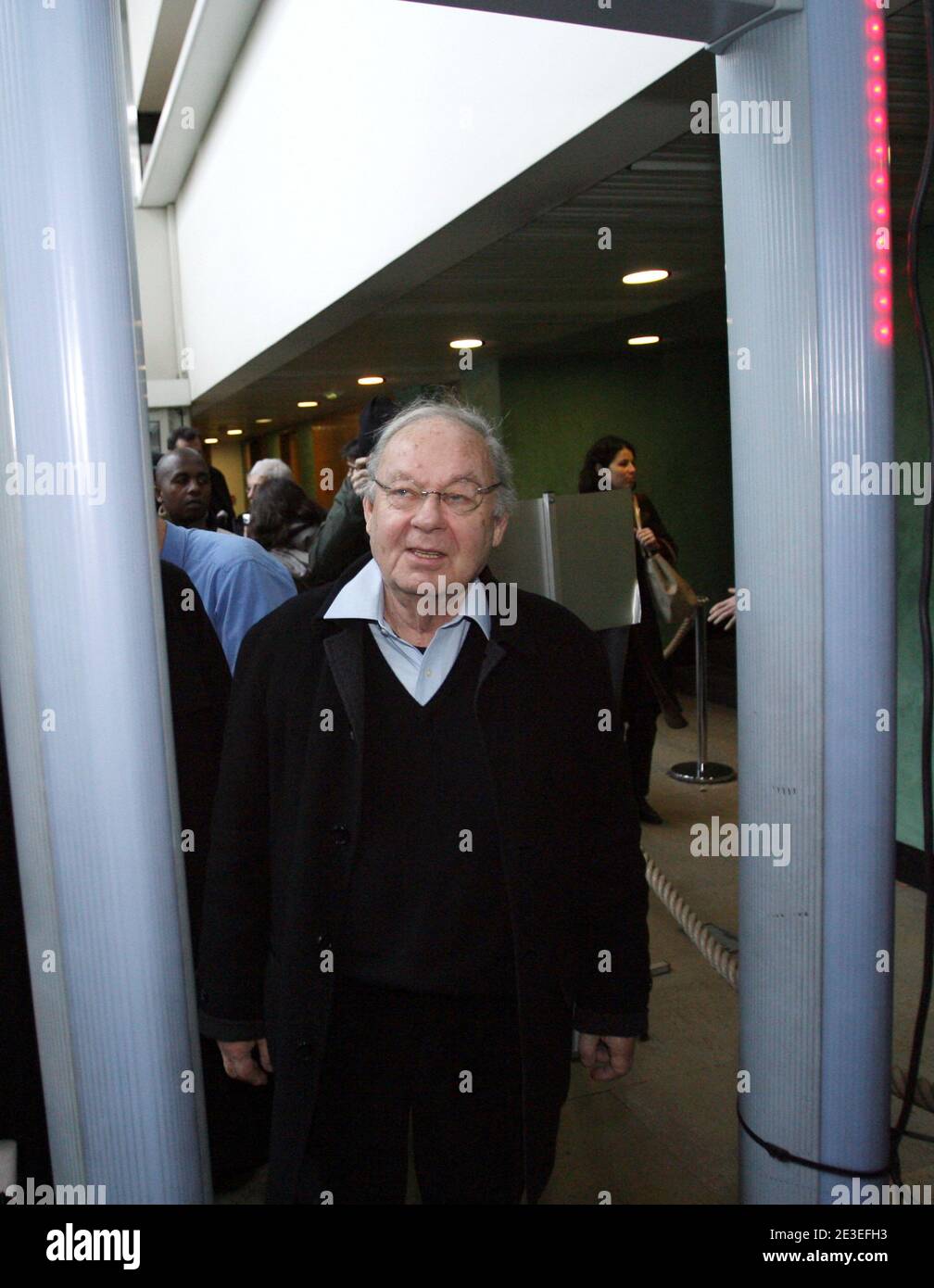 Le dessinateur Sine, ne Maurice Sinet, arrive en compagnie de ses temoins, Guy Bedos, artiste et delegue de la Ligue des Droits de lÍHomme, et son avocat Maitre Dominique Tricaud au Tribunal de Lyon, France le 27 janvier 2009. La Licra porte plainte contre le dessinateur pour incitation À la haine raciale. Photo by Vincent Dargent/ABACAPRESS.COM Stock Photo