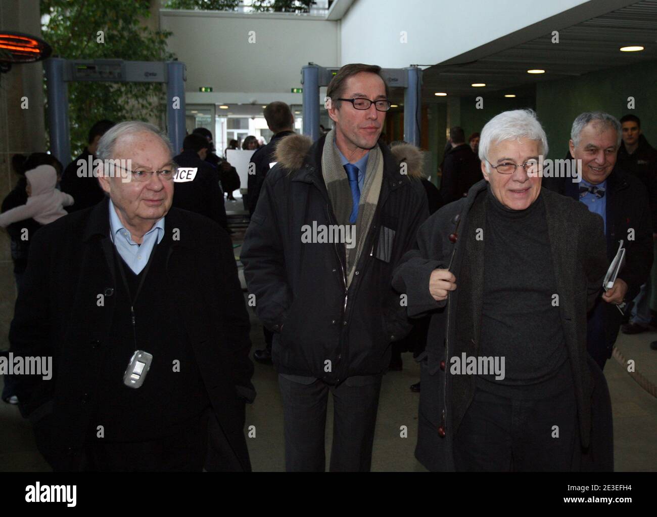 Le dessinateur Sine, ne Maurice Sinet, arrive en compagnie de ses tÀmoins, Guy Bedos, artiste et dÀlÀguÀ de la Ligue des Droits de lÍHomme, et son avocat MaÀtre Dominique Tricaud au Tribunal de Lyon, France le 27 janvier 2009. La Licra porte plainte contre le dessinateur pour incitation À la haine raciale. Photo by Vincent Dargent/ABACAPRESS.COM Stock Photo