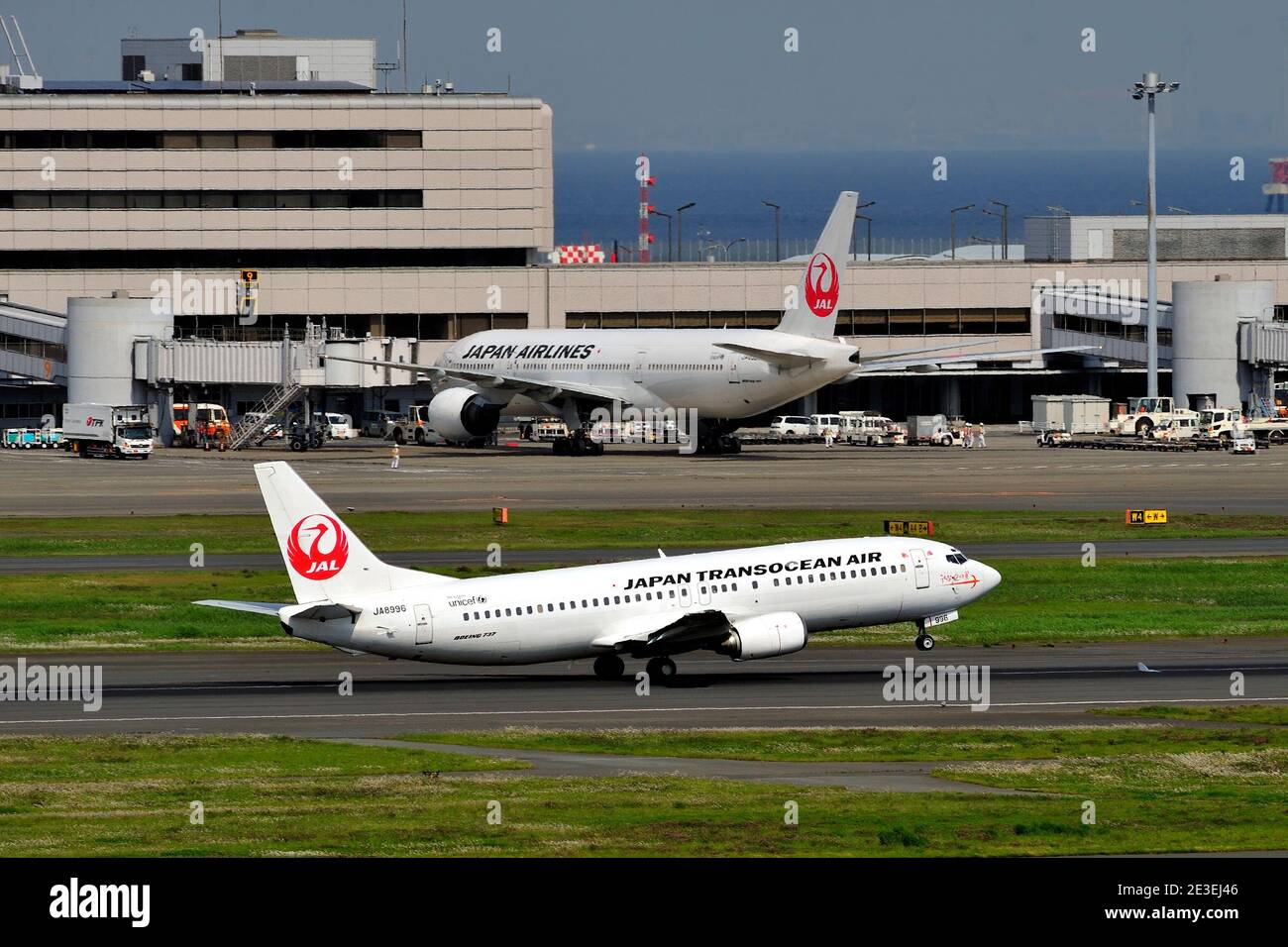 Japan Transocean Air, JTA, Boeing, B-737/400, JA8996, Take Off, Tokyo Haneda Airport, Tokyo, Japan Stock Photo