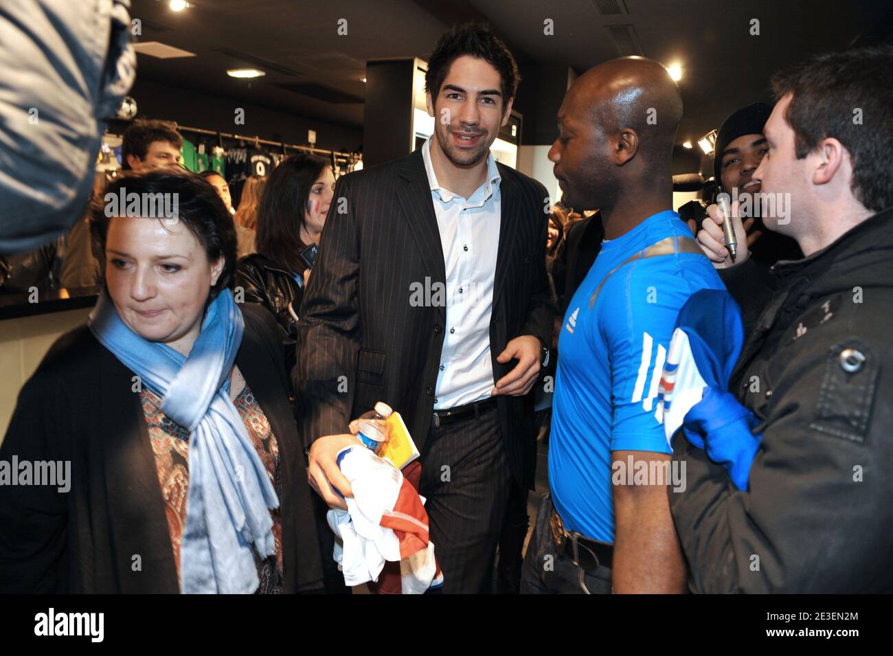 arbusto Sucio adyacente French player Nikola Karabatic at the Adidas store for a press conference,  in Paris, France on February 2d, 2009. The French national team won the  title of the 21st Men's World Handball