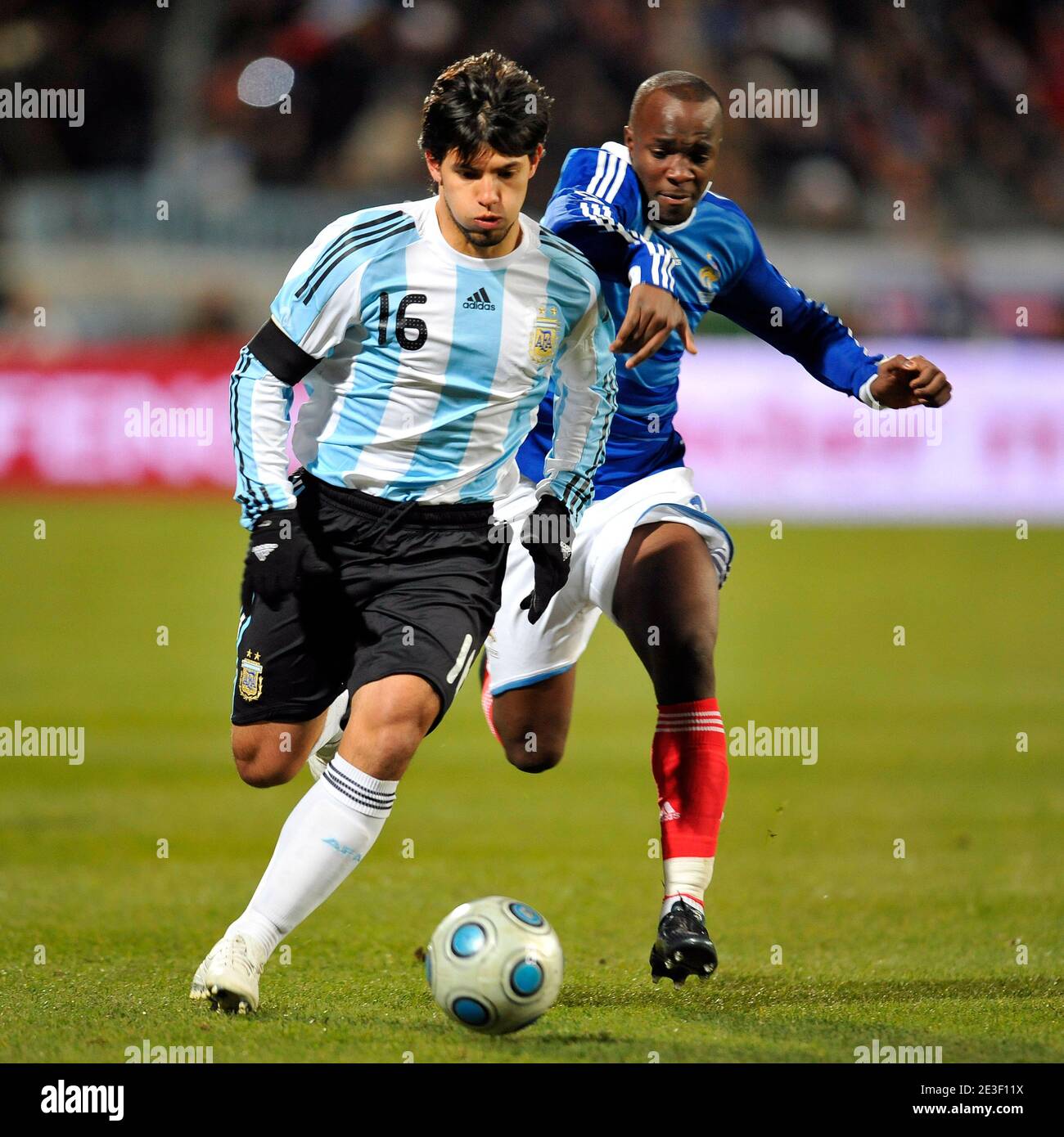 Argentina's Sergio Aguero and France's Lassana Diarra during the International Friendly Soccer match, France vs Argentina at the velodrome Stadium in Marseille, France on February 11, 2009. Argentina won 2-0. Photo by Stephane Reix/ABACAPRESS.COM Stock Photo