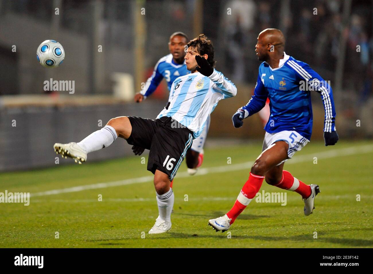 Argentina's Sergio Aguero and France's William Gallas during the International Friendly Soccer match, France vs Argentina at the velodrome Stadium in Marseille, France on February 11, 2009. Argentina won 2-0. Photo by Stephane Reix/ABACAPRESS.COM Stock Photo