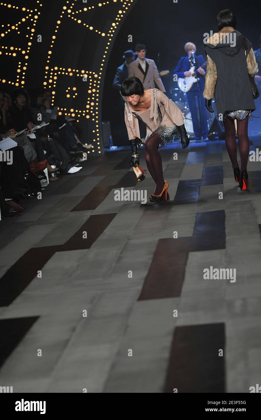 A model falls off her shoe and continues without shoes on the runway while displaying a creation by 3.1 Phillip Lim during Mercedes Benz Fashion Week Fall 2009 at Bryant Park in New York City, NY, USA on February 18, 2009. Photo by Gregorio Binuya/ABACAPRESS.COM (Pictured : 3.1 Phillip Lim) Stock Photo