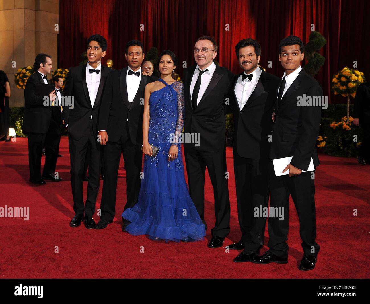 (left to right) Dev Patel, Irrfan Khan, Freida Pinto, Danny Boyle, Anil Kapoor and Madhur Mittal arriving at the 81st Academy Awards ceremony, held at the Kodak Theater in Los Angeles, CA, USA on February 22, 2009. Photo by Lionel Hahn/ABACAPRESS.COM (Pictured : Dev Patel, Irrfan Khan, Freida Pinto, Danny Boyle, Anil Kapoor, Madhur Mittal) Stock Photo