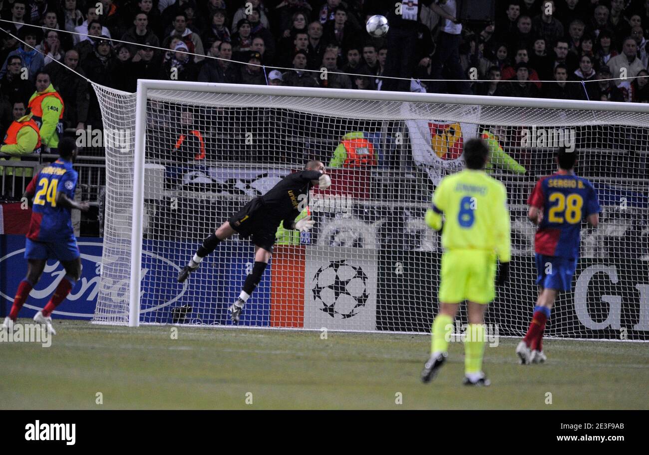 Barcelona's goalkeeper Victor Valdes during the UEFA Champions League - First Knockout Round - First Leg - Lyon vs Barcelona in Lyon, France on February 24, 2009. The match ended in a 1-1 draw. Photo by Henri Szwarc/ABACAPRESS.COM Stock Photo
