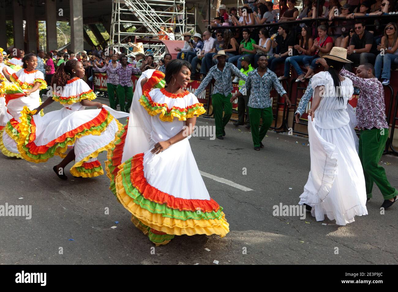Dancers wearing traditional dress, dancing in the Desfile de Silleteros