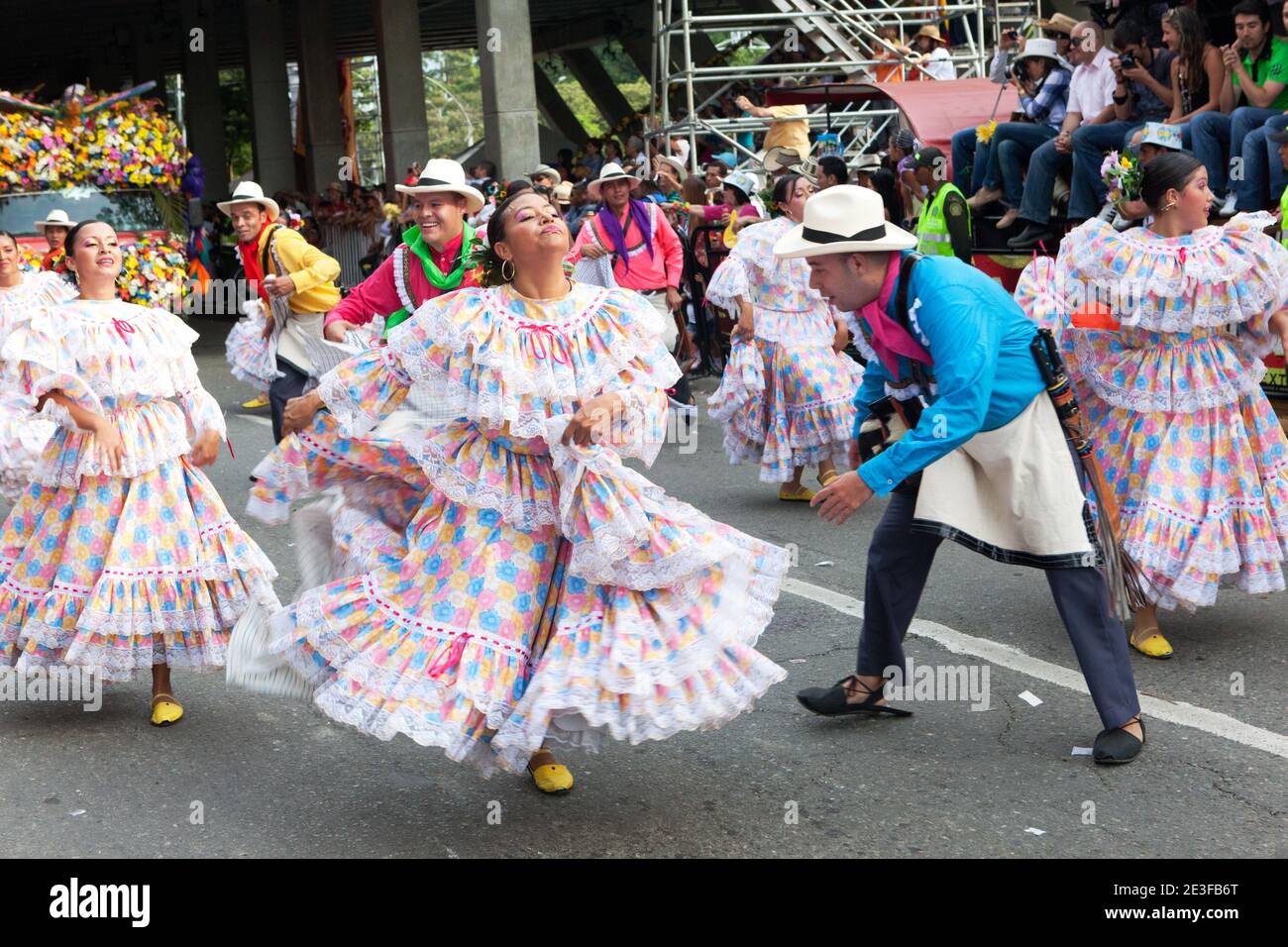 Dancers wearing traditional dress, dancing in the Desfile de Silleteros (Parade of Silleteros) during the Feria De Las Flores, (Festival of the Flower Stock Photo - Alamy Dancers wearing traditional dress, dancing in the Desfile de Silleteros (Parade of Silleteros) during the Feria De Las Flores, (Festival of the Flower Stock Photo - Alamy
