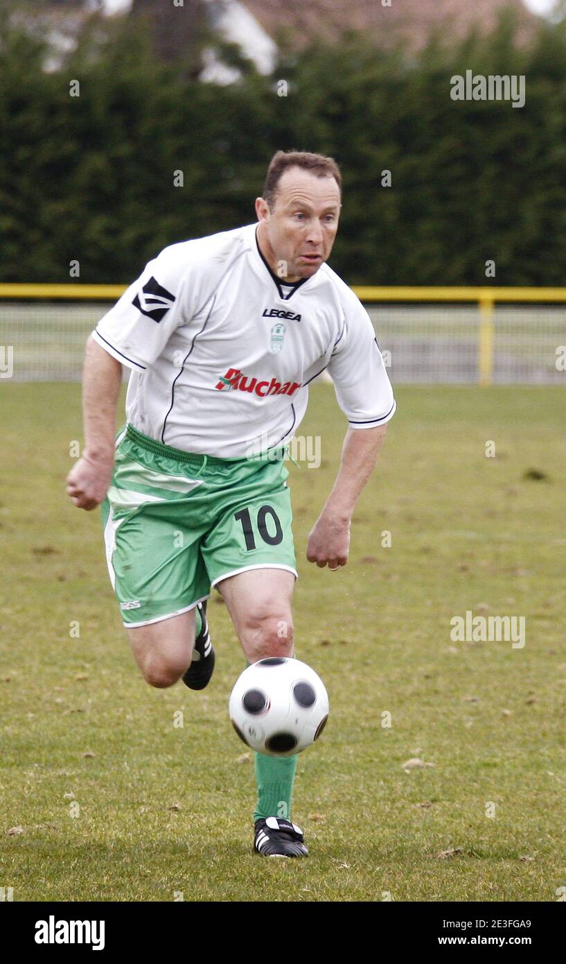 A 45 ans, l'ex champion Jean-Pierre Papin reprend du service dans le monde  du football. L'ancien entraineur de Lens, sans profession depuis mai 2008,  a repris une licence de joueur au sein