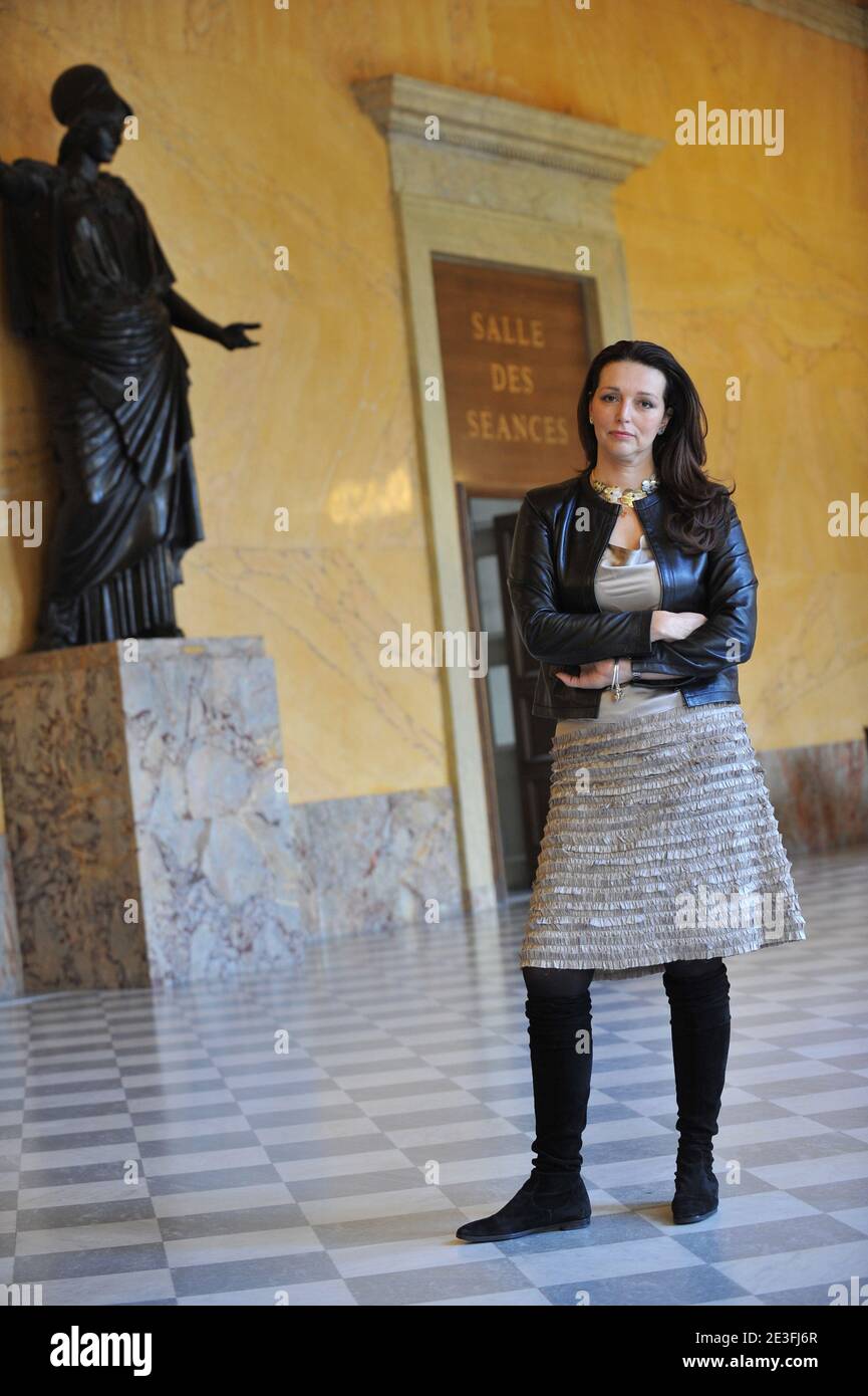 La depute UMP Valerie Boyer pose a l'Assemblee Nationale a Paris, France le  10 Mars 2009. Valerie Boyer est l'une des deputes a l'origine de  l'amendement permettant l'achat de fruits et legumes
