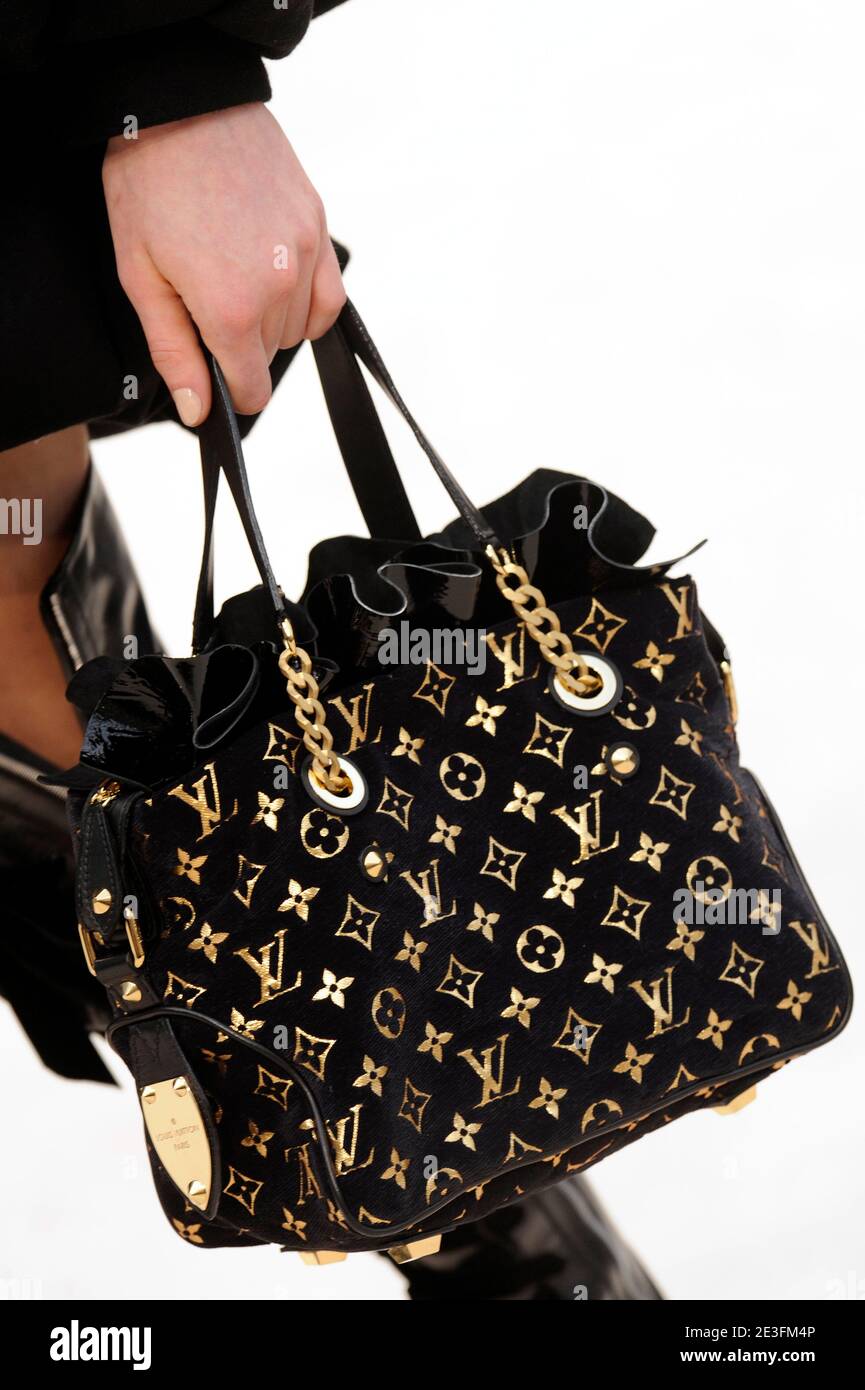 Sac louis vuitton hi-res stock photography and images - Page 11 - Alamy