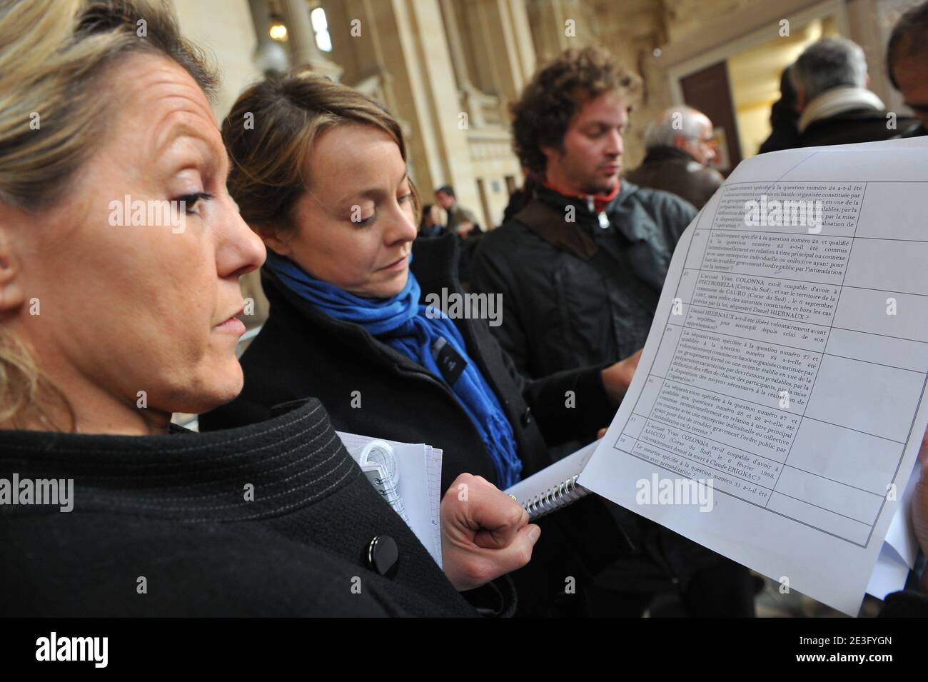 Les journalistes lisant les questions qui seront poses a la cour dont la 31eme 'L'accuse Yvan Colonna est-il ..... ' apres le verdict, a Paris, France, le 27 Mars 2009. Photo by Mousse/ABACAPRESS.COM Stock Photo