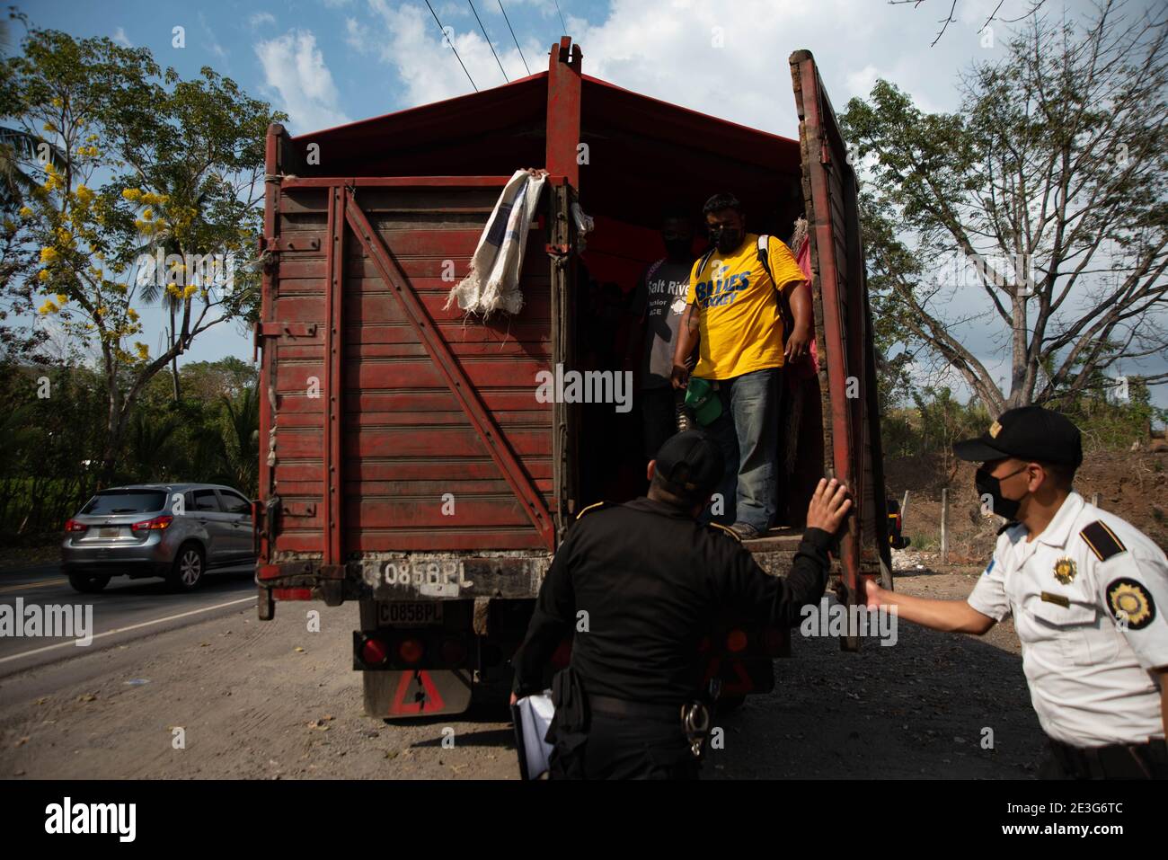 January 18, 2021: Moore than 35 inmigrants who are part of the Caravan, where detained by members of the Guatemalan army in the city of Coatepeque. This group where taken to a safe refugee on the frontier with México. Credit: Hector Adolfo Quintanar Perez/ZUMA Wire/Alamy Live News Stock Photo