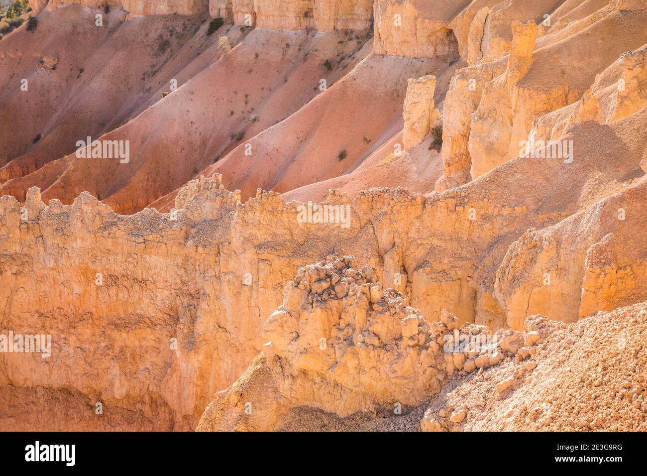 Sloped ridges, gullies and cliffs along the top of Bryce Canyon National Park, Utah, USA. Stock Photo