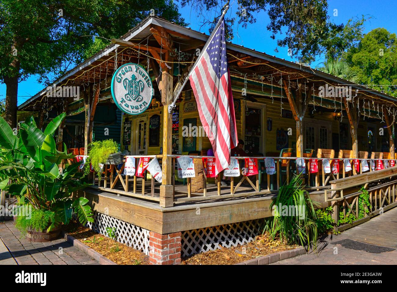 The Green Turtle Tavern with signage, beer banners and outdoor eating and drinking is a popular bar and music venue in small town Fernandina Beach, FL Stock Photo