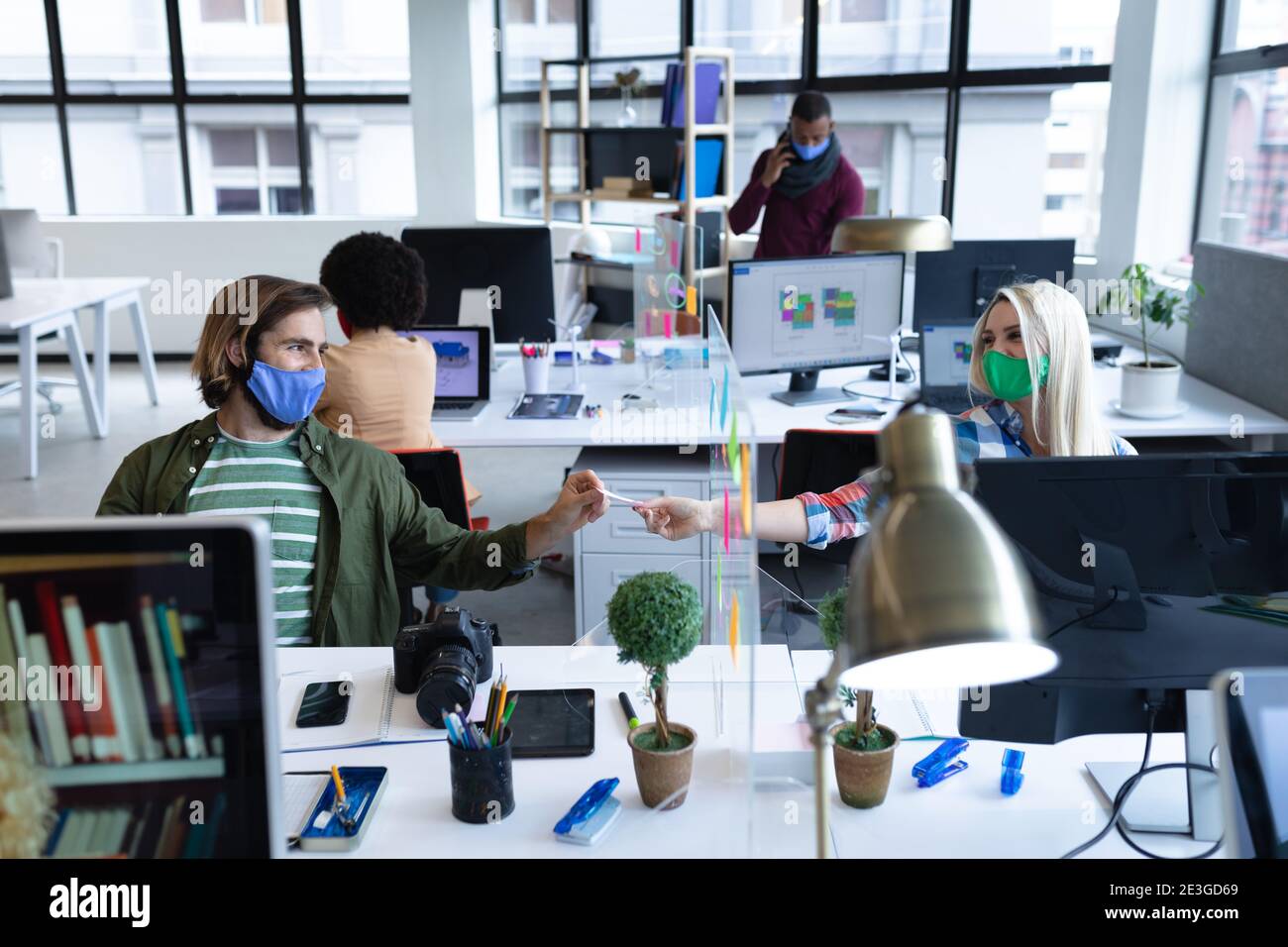 People wearing face masks hi-res stock photography and images - Alamy