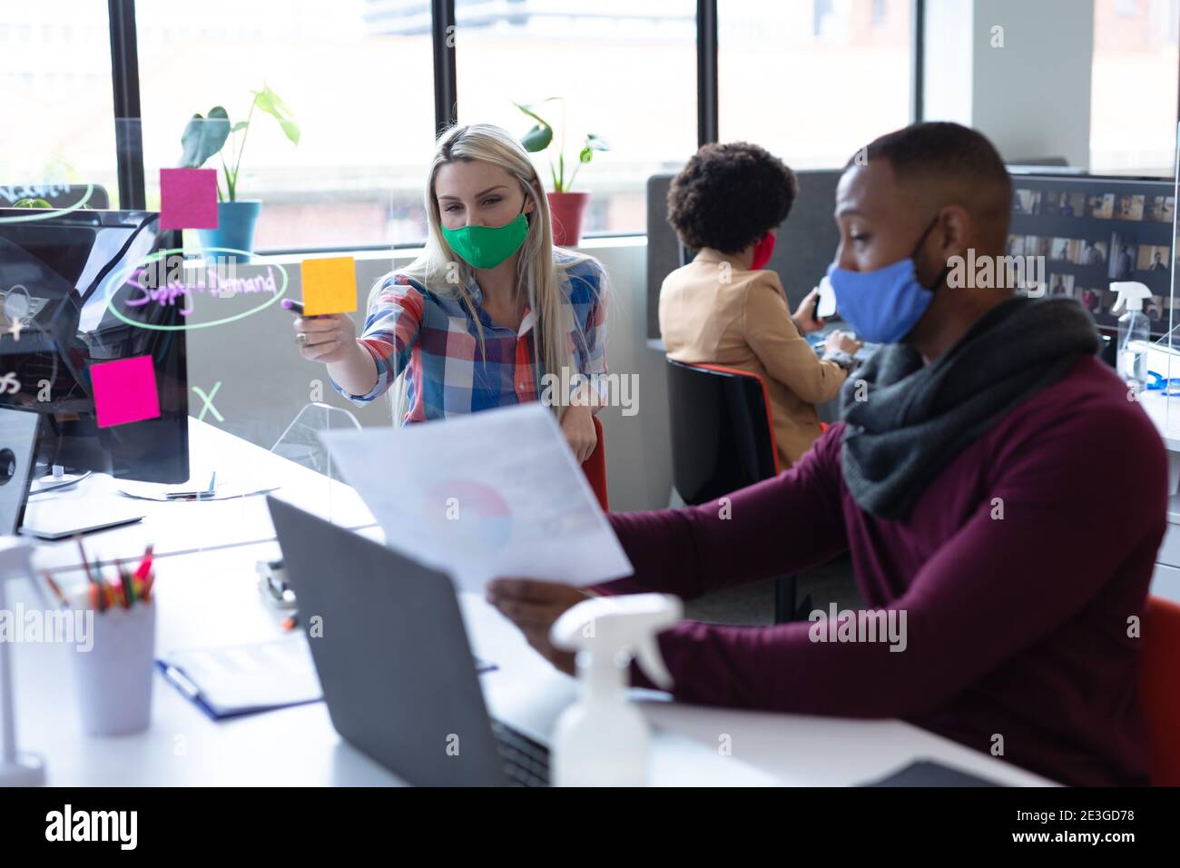 People wearing face masks hi-res stock photography and images - Alamy