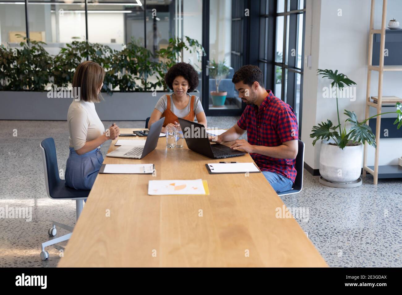 Diverse group working people hi-res stock photography and images - Alamy
