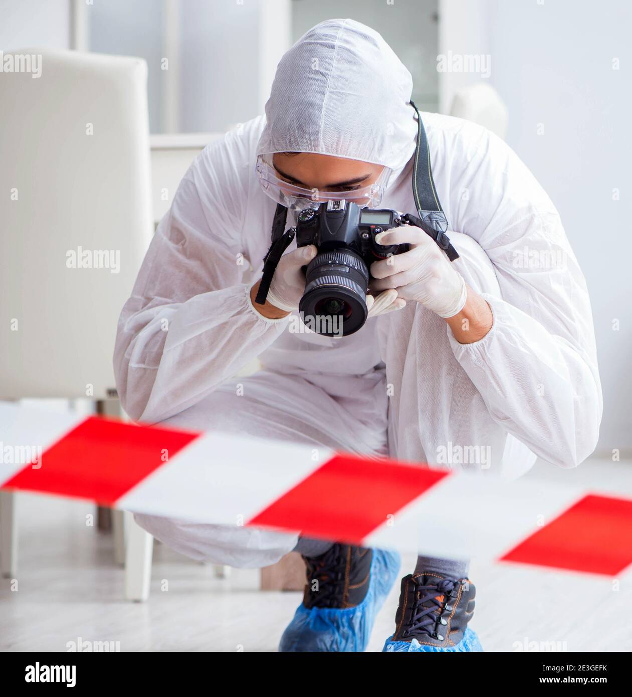 The forensic expert at crime scene doing investigation Stock Photo - Alamy