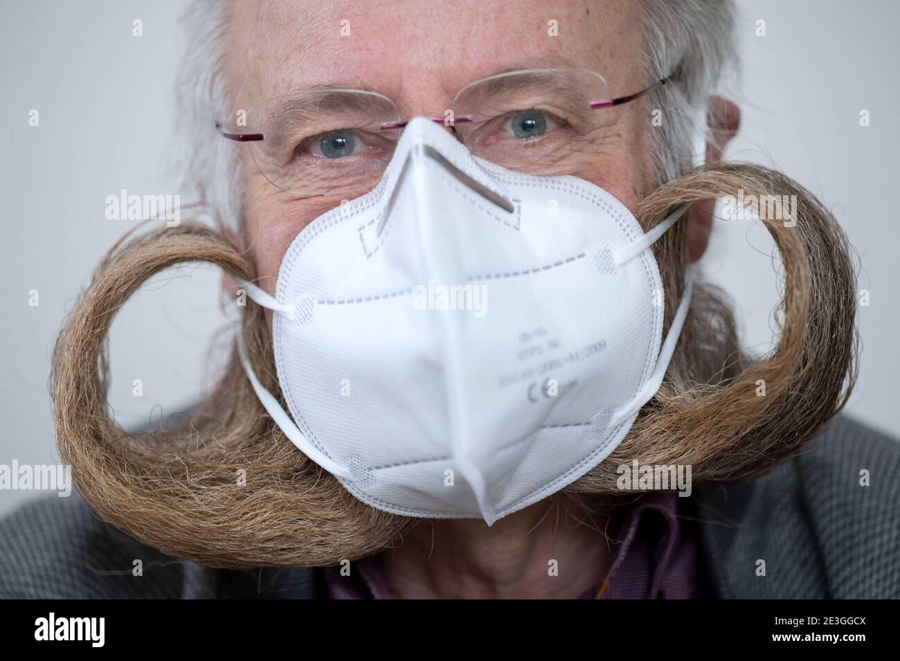 Leinfelden Echterdingen, Germany. 18th Jan, 2021. Jürgen Burkhardt, beard wearer and multiple beard world champion, demonstrates how to wear an FFP2 protective mask. (to dpa 'Beard world champion Burkhardt has no problems with the protective mask') Credit: Marijan Murat/dpa/Alamy Live News Stock Photo