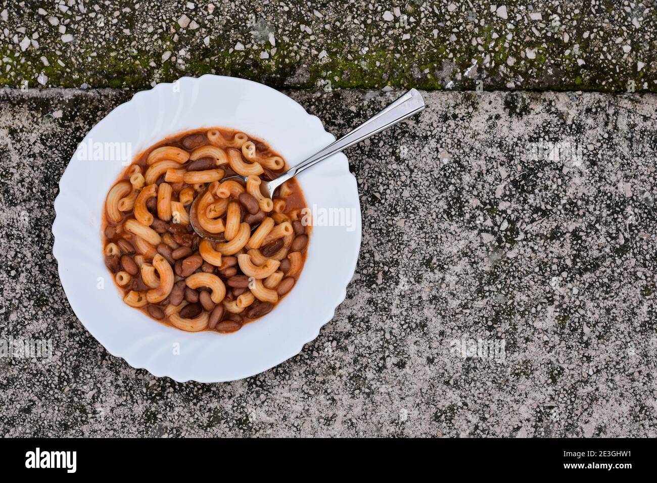 contenitori in vetro con fagioli, pasta e riso in cucina Foto stock - Alamy