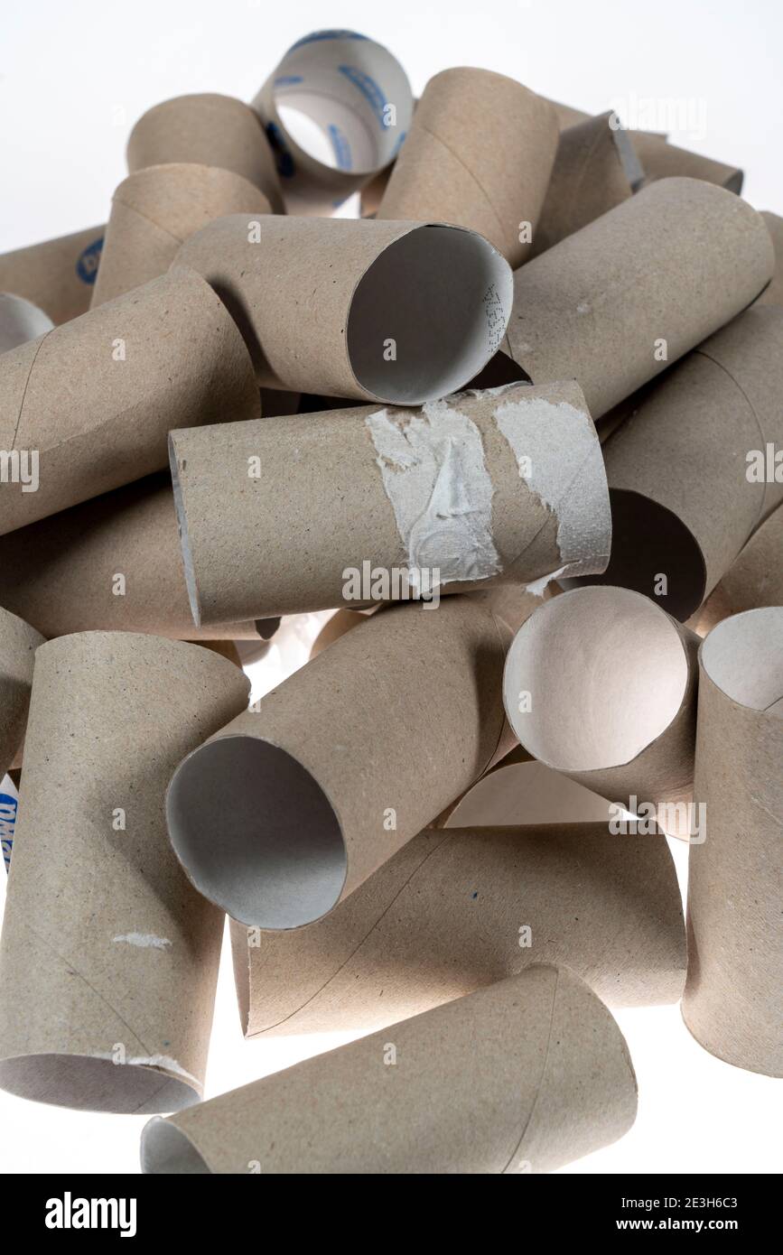 Stapel, Berg von leeren, verbrauchten Klopapierrollen, Stock Photo