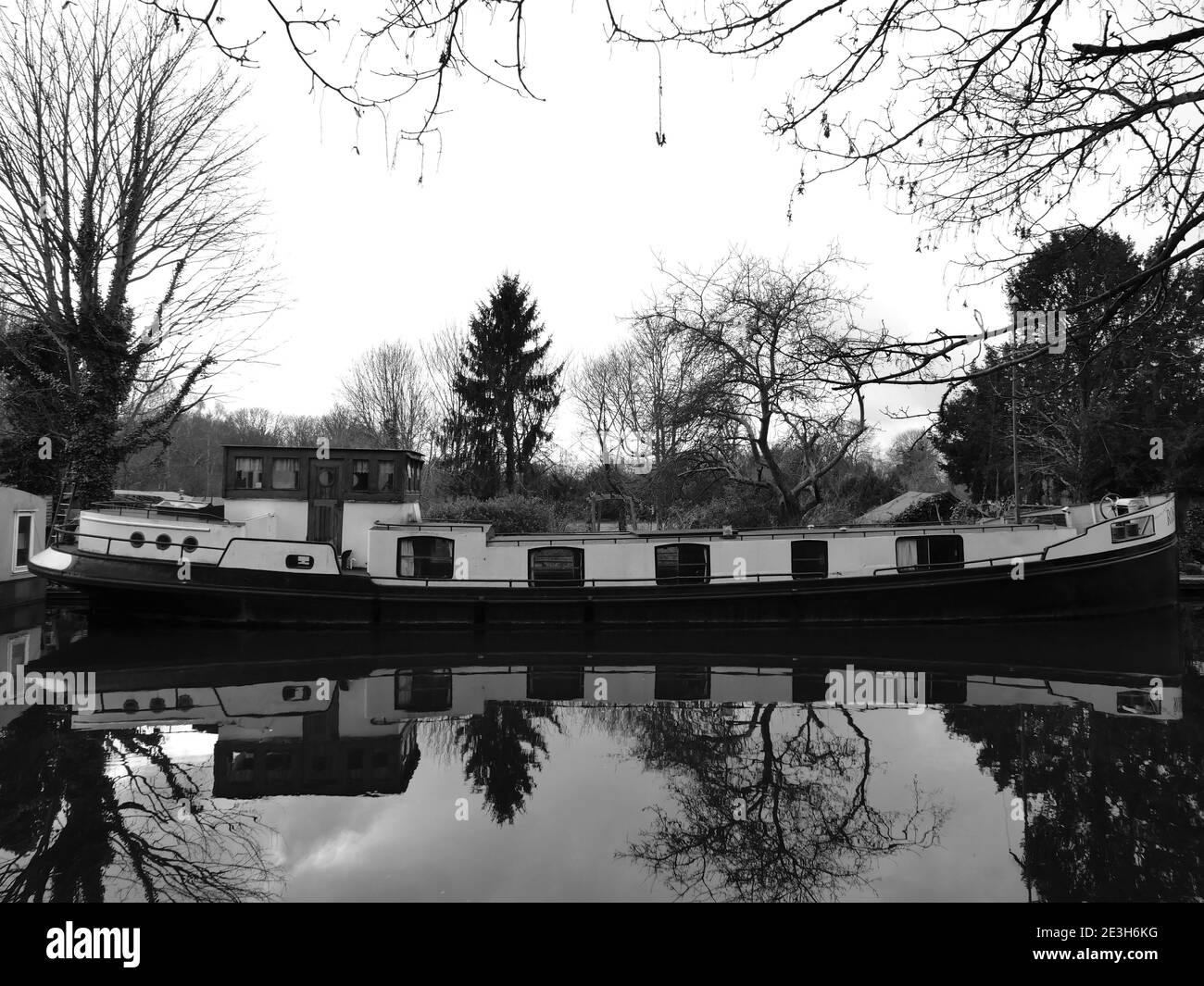 Family days out and scenic walks The Grand Union Canal is bursting with bustling locks, peaceful walks, areas of living history and wildlife. We've put together some free guides to the best family days out along the Grand Union Canal.There's plenty to see along the Grand Union Canal. From the vibrant heart of London, it leads you out into the rolling Chiltern Hills, through rural Northamptonshire and Warwickshire and into the Birmingham suburbs. Stock Photo