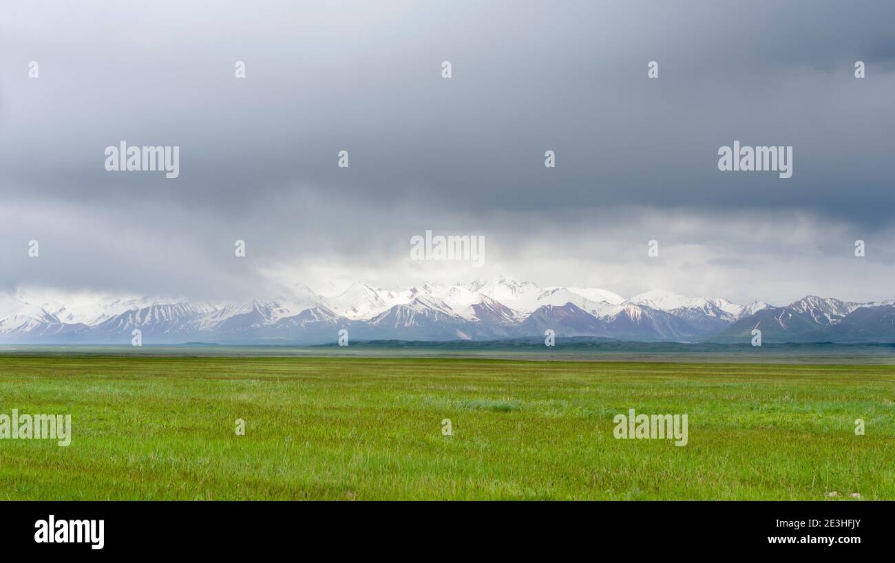 Alaj Valley in front of the Trans-Alay mountain range in the Pamir mountains. Asia, central Asia, Kyrgyzstan Stock Photo