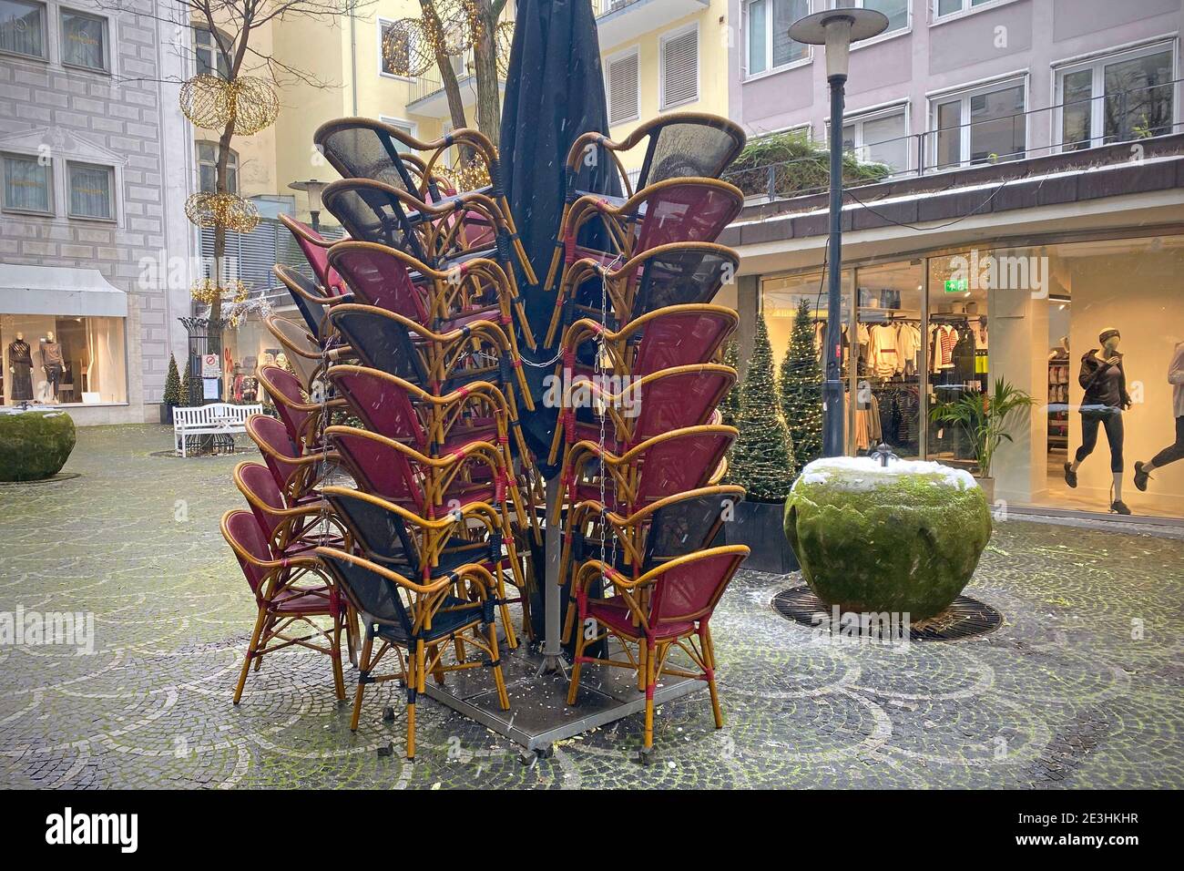 Lockdown will be extended until February 15, 2021. Topic picture: Coronavirus pandemic/consequences for gastronomy: stacked chairs and tables in the outdoor area of a restaurant in Munich on January 12th, 2021. | usage worldwide Stock Photo