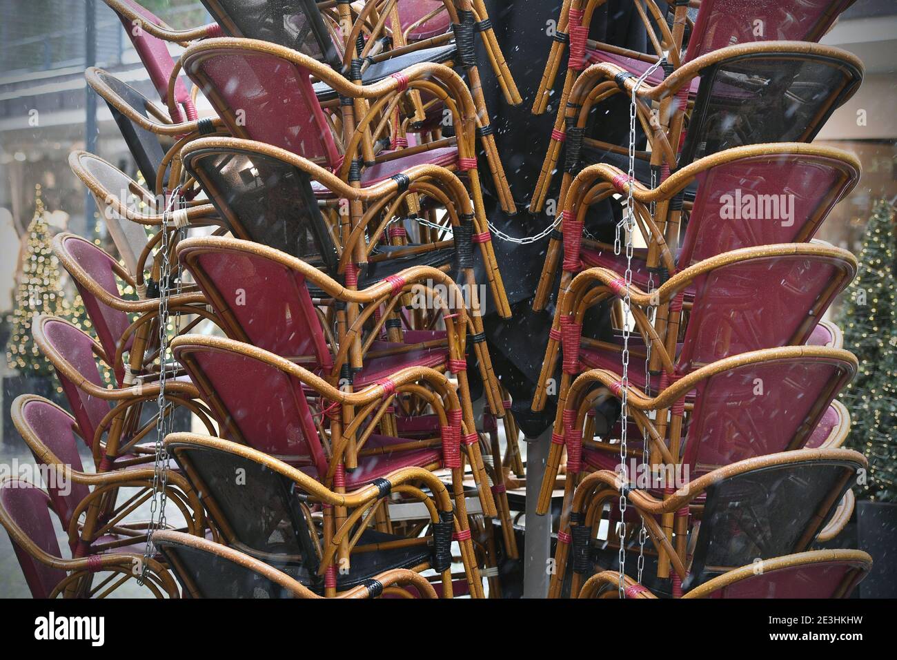 Lockdown will be extended until February 15, 2021. Topic picture: Coronavirus pandemic/consequences for gastronomy: stacked chairs in the outside area of a restaurant in Munich on January 12th, 2021. | usage worldwide Stock Photo