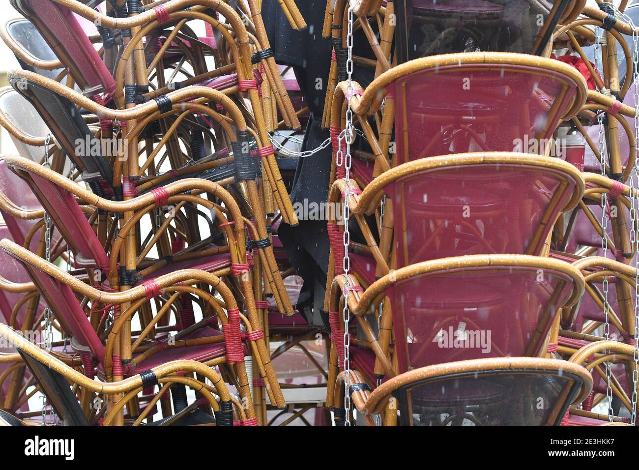 Lockdown will be extended until February 15, 2021. Topic picture: Coronavirus pandemic/consequences for gastronomy: stacked chairs in the outside area of a restaurant in Munich on January 12th, 2021. | usage worldwide Stock Photo