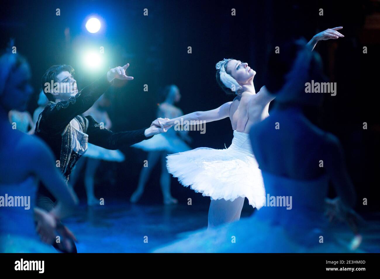 Swan lake ballet hi-res stock photography and images - Alamy