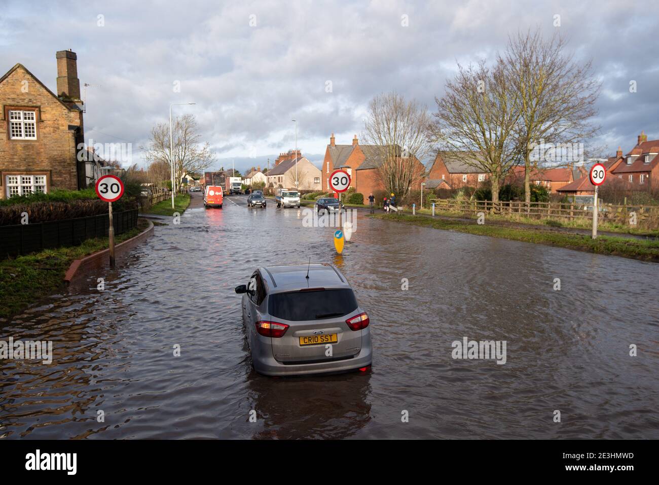 Stranded cars in floodwater on Derby Road in Hathern, Leicestershire. Picture date: Tuesday January 19, 2021. Stock Photo