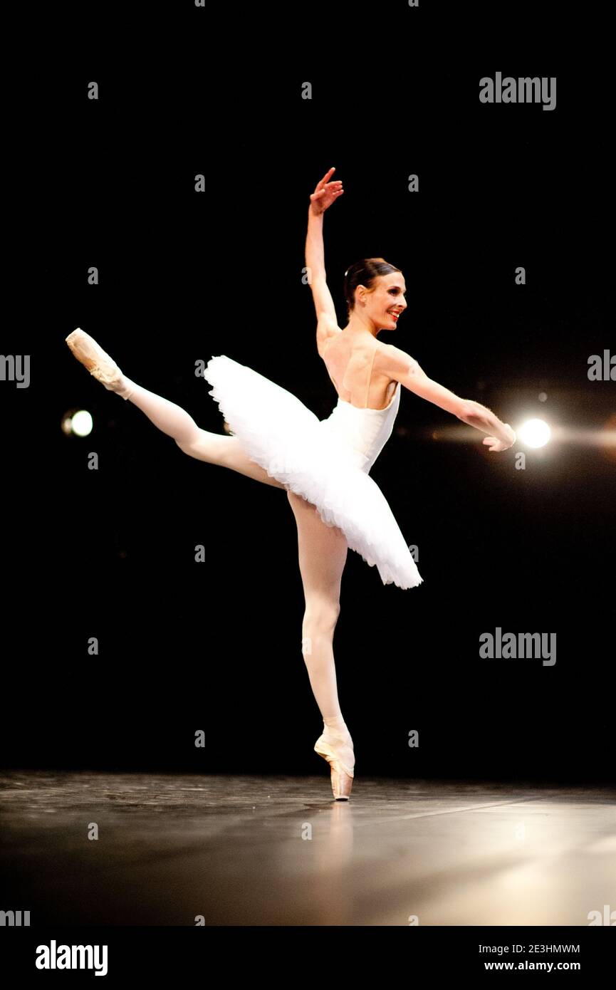 Ballerina in white tutu Stock Photo - Alamy