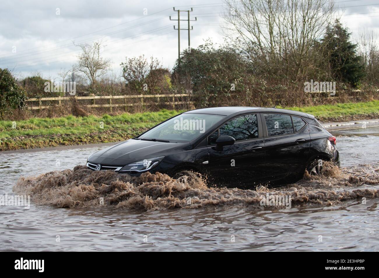 Motorists make their way through floodwater on Derby Road in Hathern, Leicestershire. Picture date: Tuesday January 19, 2021. Stock Photo