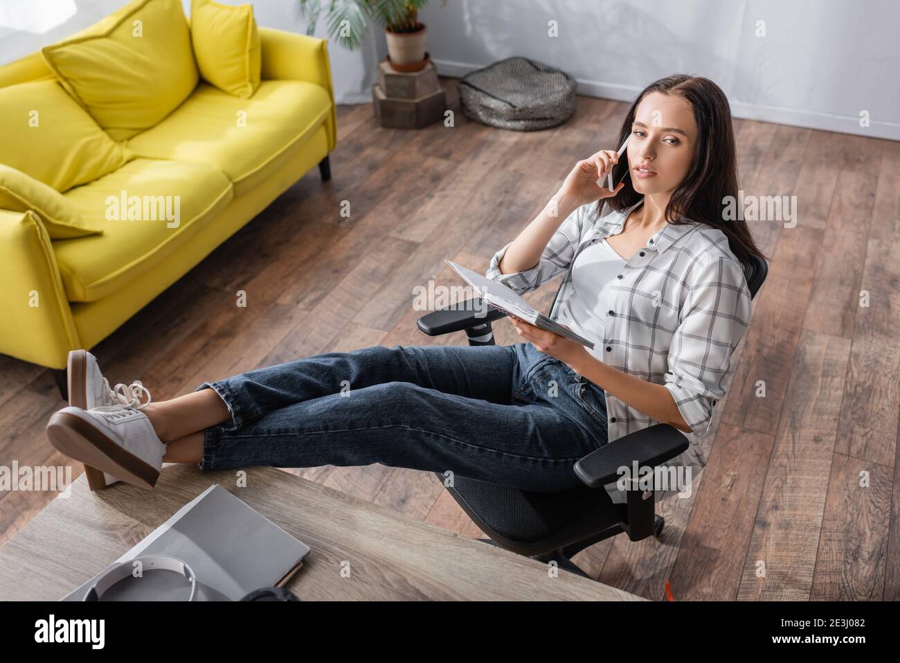Legs on table pose hires stock photography and images Alamy