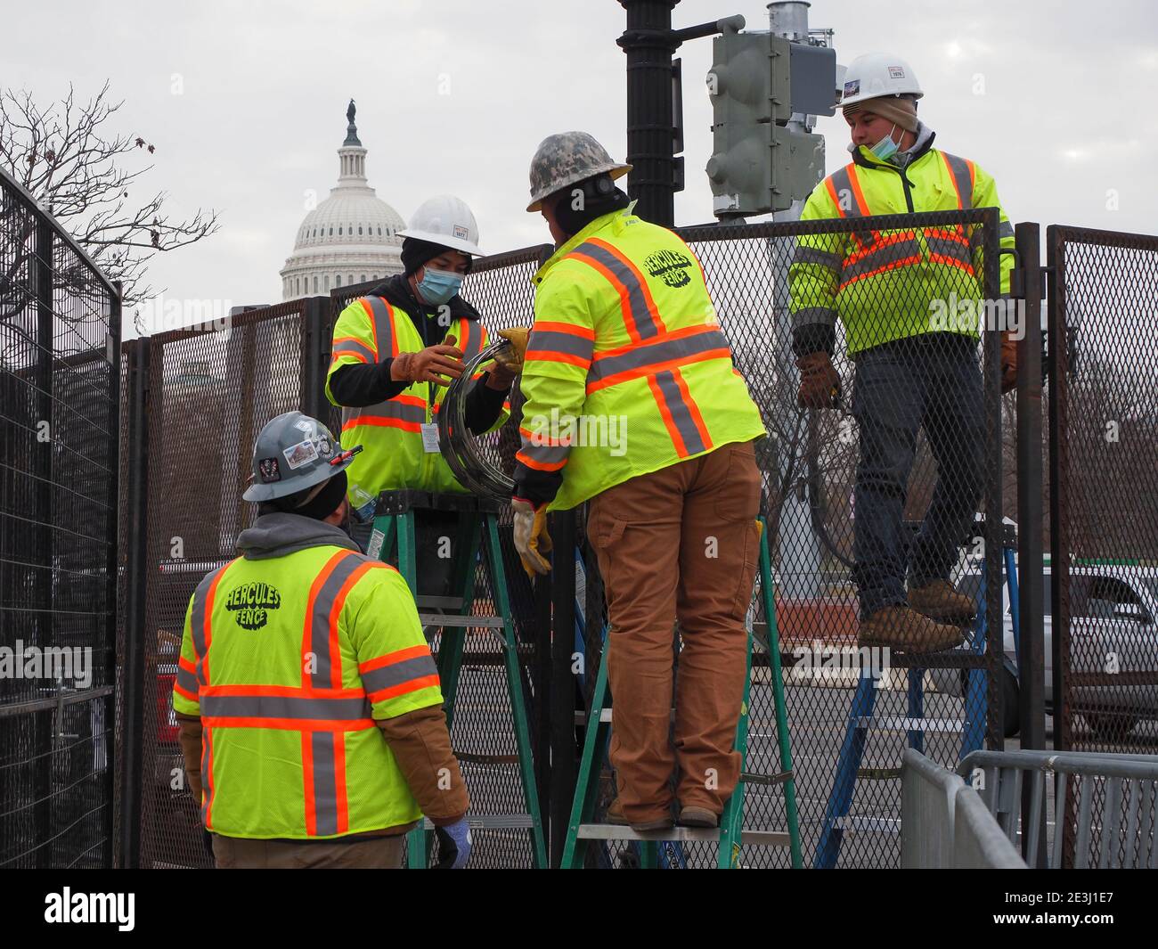 January 18, 2021, Washington, District of Columbia, USA: Workers string concertina wire atop fences to prevent entry into areas surround the U.S. Capitol and other federal buildings in advance of the inaugural events. (Credit Image: © Sue Dorfman/ZUMA Wire) Stock Photo