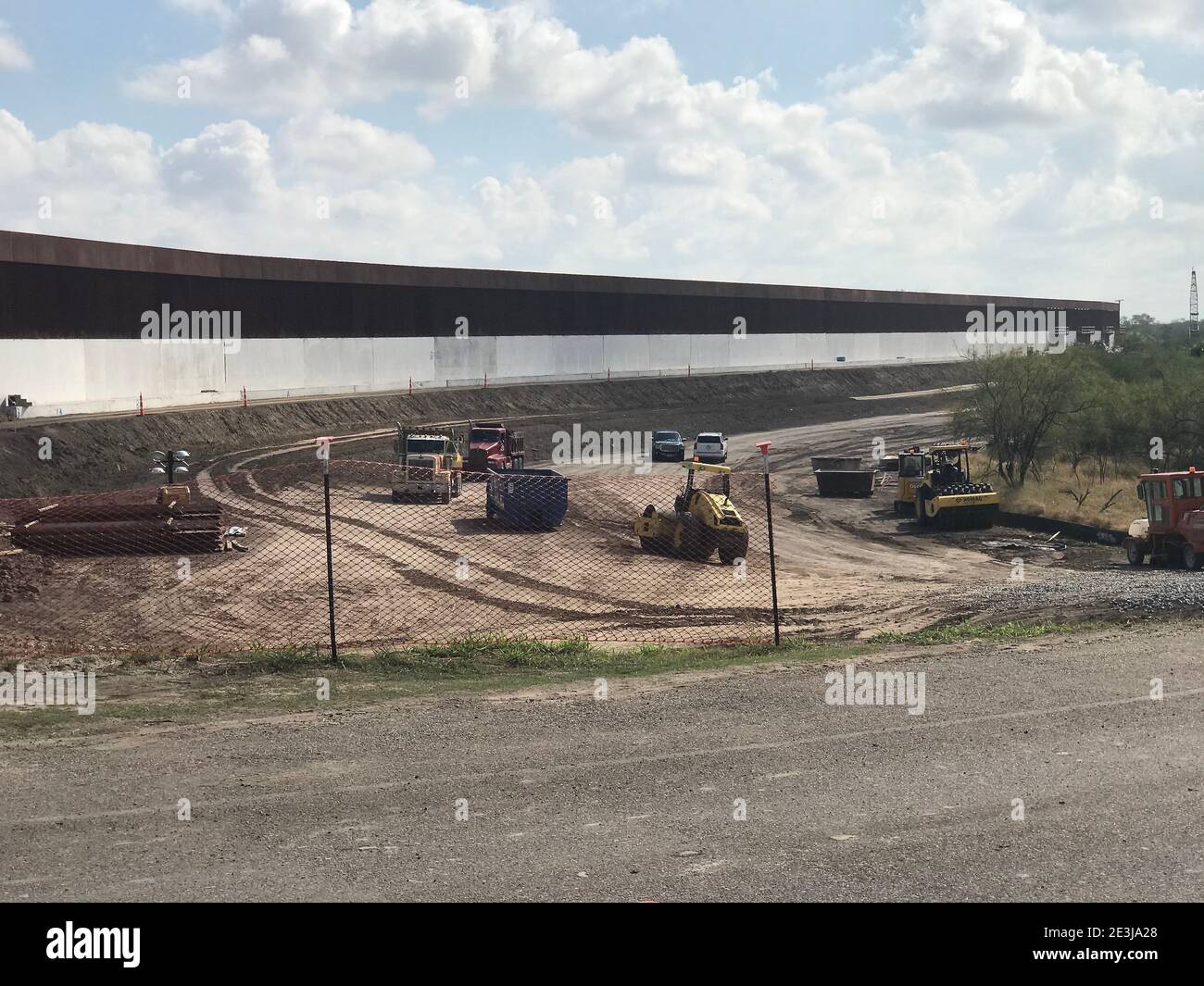 Border wall hires stock photography and images Alamy