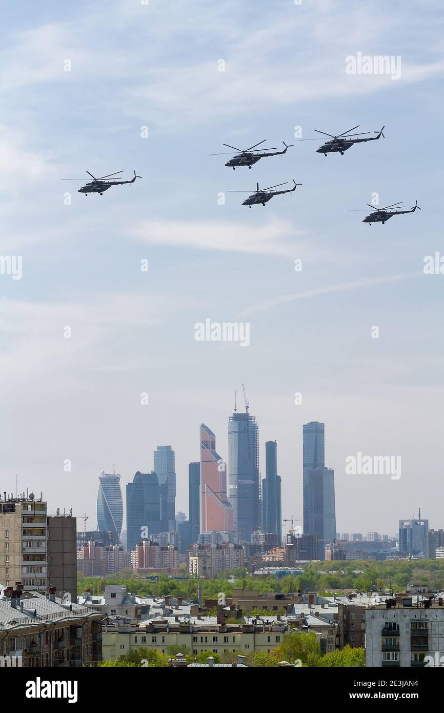 Russian army military helicopters hi-res stock photography and images ...