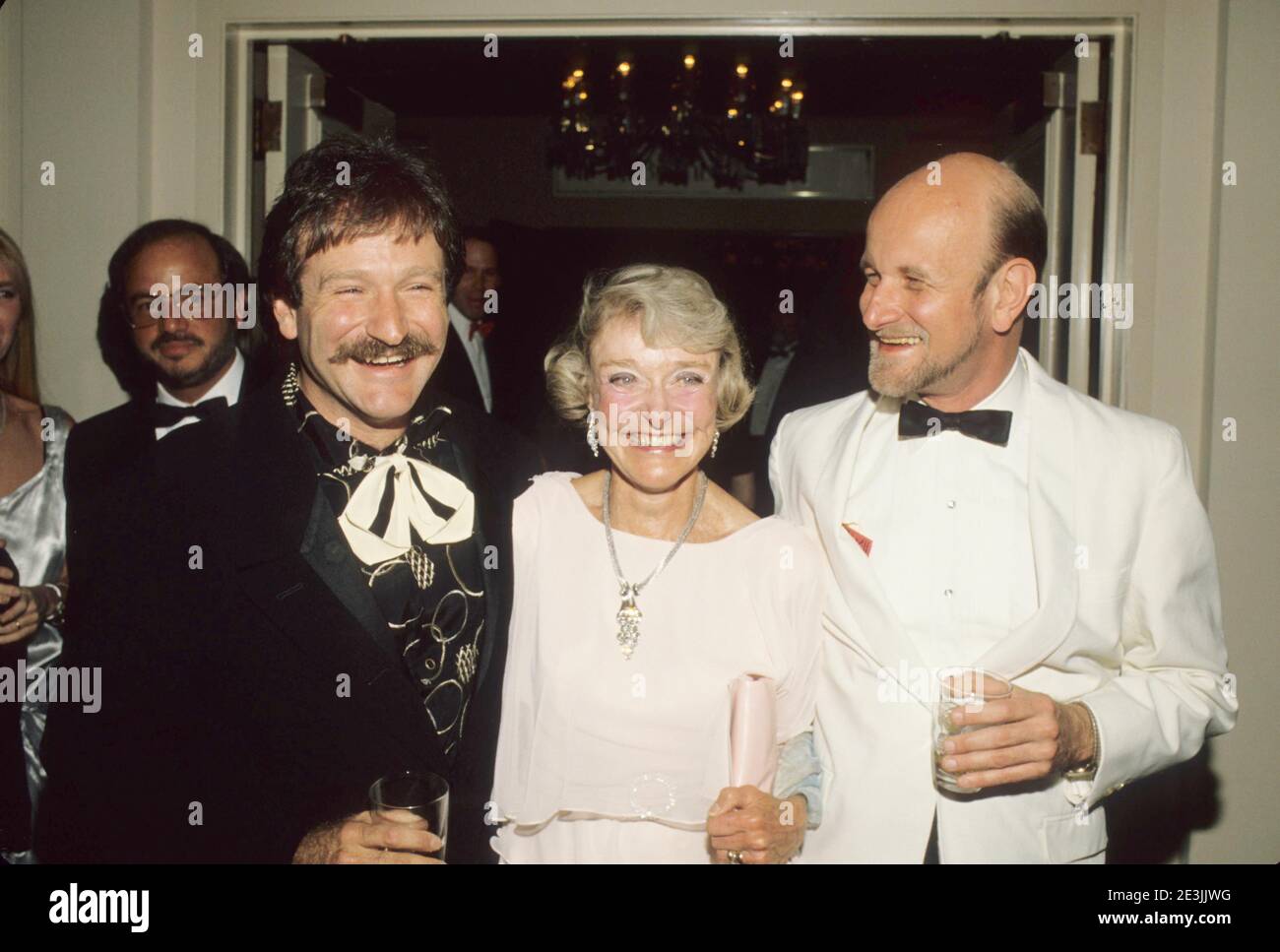 ROBIN WILLIAMS with his mother Laurie Williams 1988 Credit: Ralph  Dominguez/MediaPunch Stock Photo - Alamy