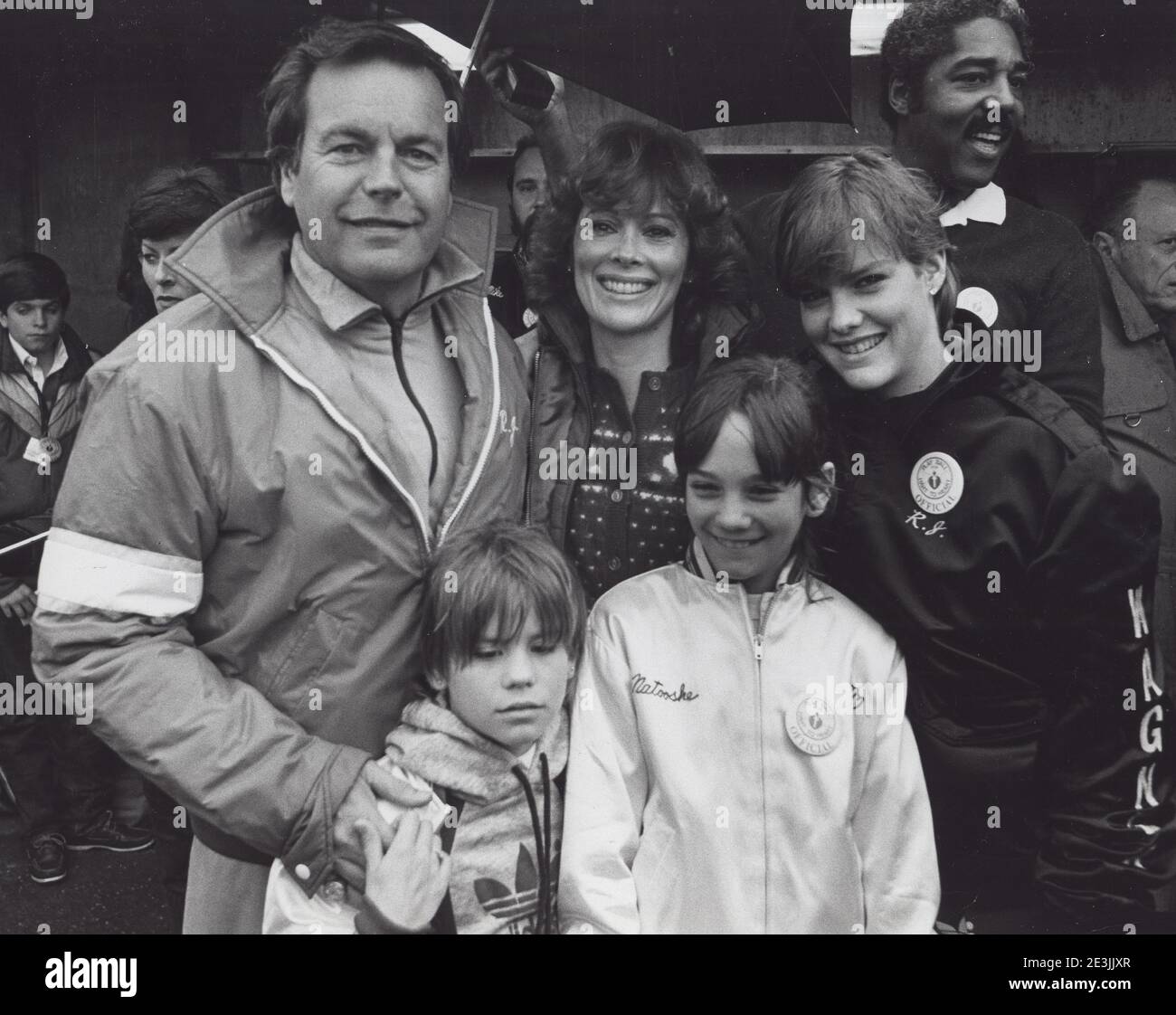 ROBERT WAGNER with Jill St. John and his children Natasha , Courtney and Katie at theHart to Hart Dynasty Softball game held at Pepperdine College Campus Credit: Ralph Dominguez/MediaPunch Stock Photo