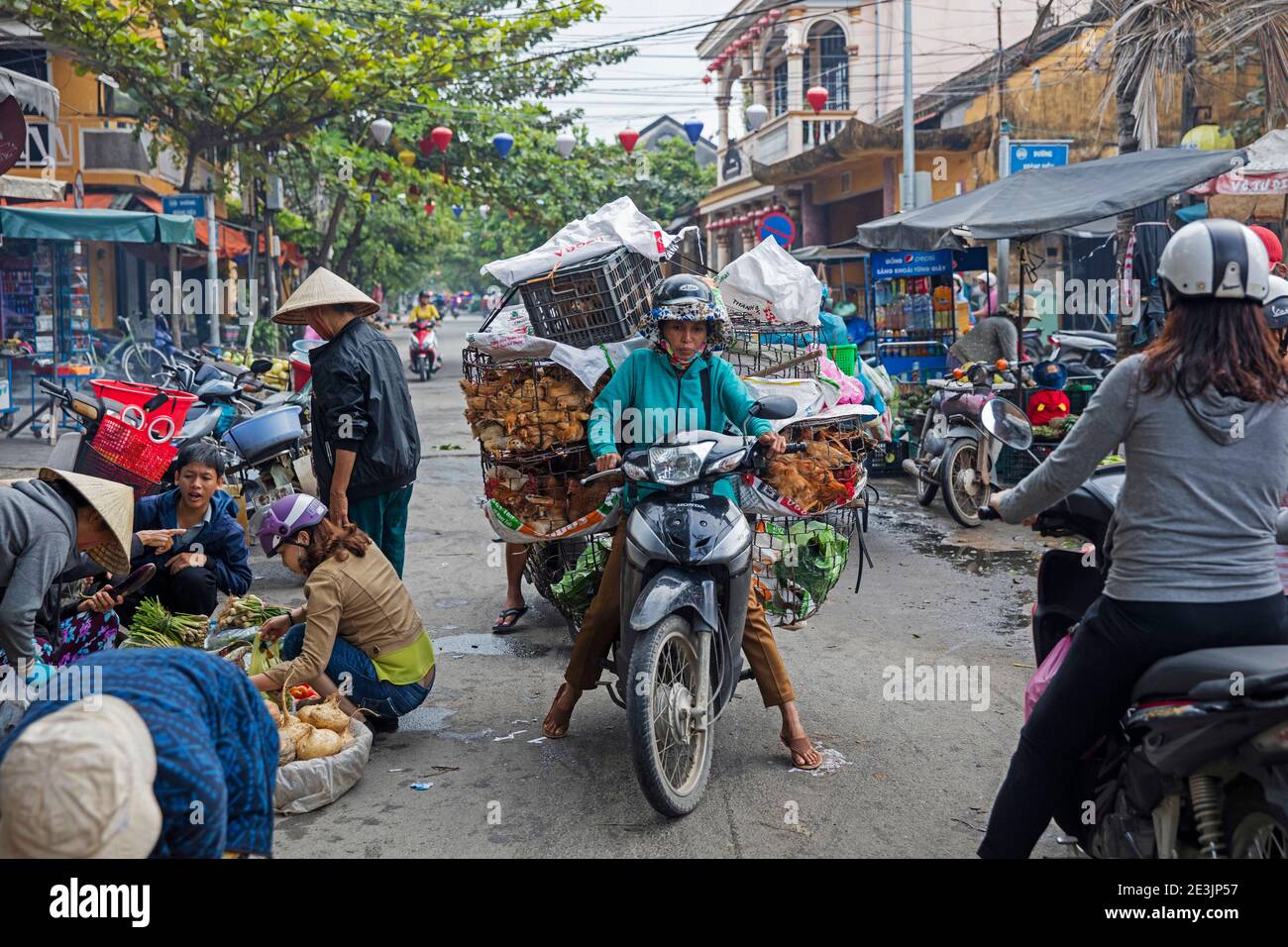 Vietnamese Motorcycle Rider Vietnamese woman riding motorcycle hi-res stock photography and images ...