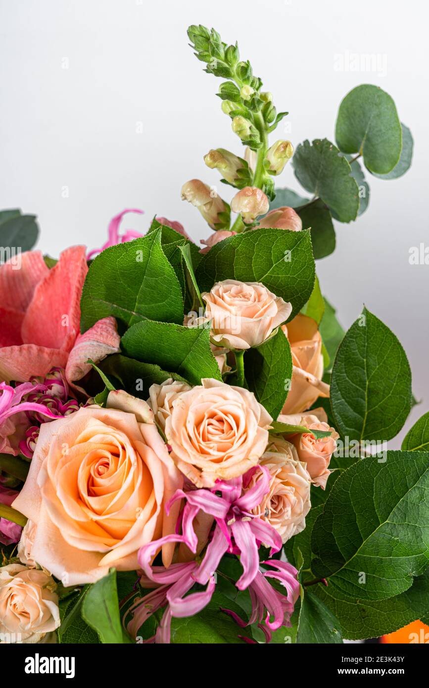 Pink flowers bouquet hi-res stock photography and images - Alamy