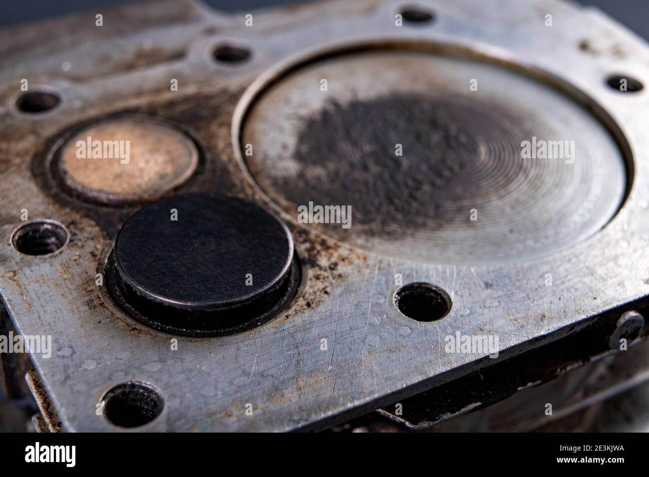 The valves of the exhaust and intake systems of the internal combustion  engine. Cylinder with valve installation location. Workshop workplace Stock  Photo - Alamy