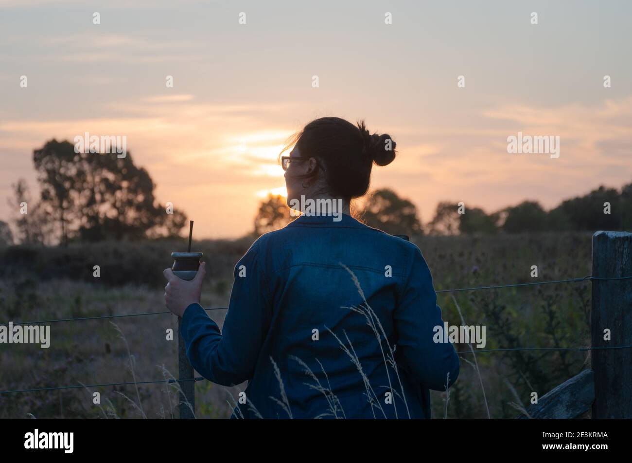 Girl watching sunset hi-res stock photography and images - Alamy