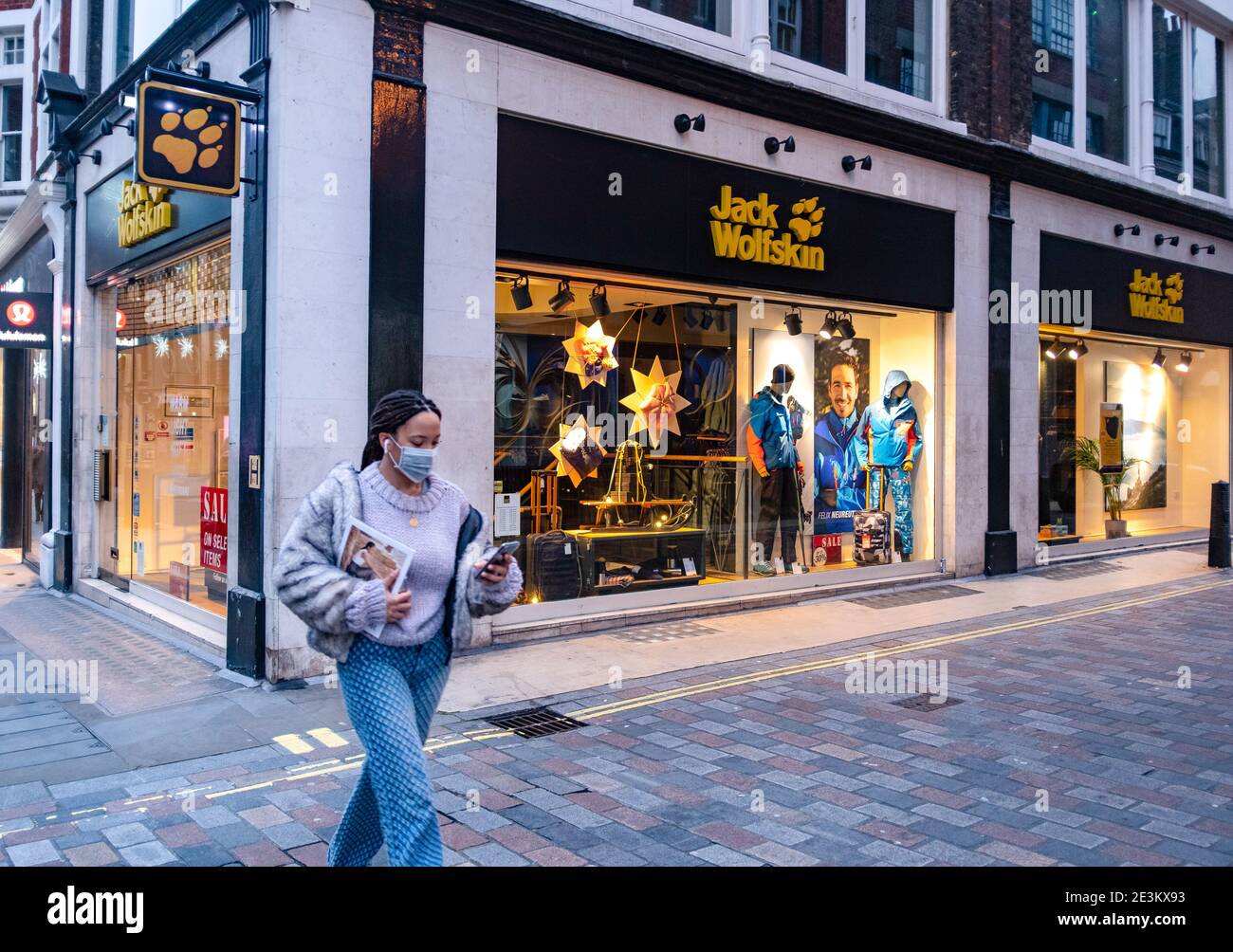 Behoefte aan Verbonden puur A lady wearing a face mask walks past a closed outdoor sport wear store, Jack  Wolfskin, in London. UK has confirmed 38000 new cases and 599 COVID-19  deaths Stock Photo - Alamy