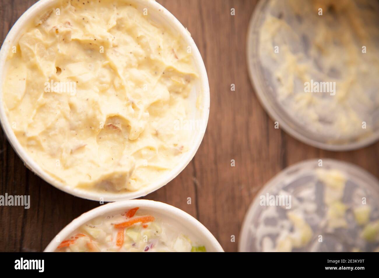 https://c8.alamy.com/comp/2E3KY0T/styrofoam-bowl-of-potato-salad-next-to-a-styrofoam-bowl-of-coleslaw-2E3KY0T.jpg