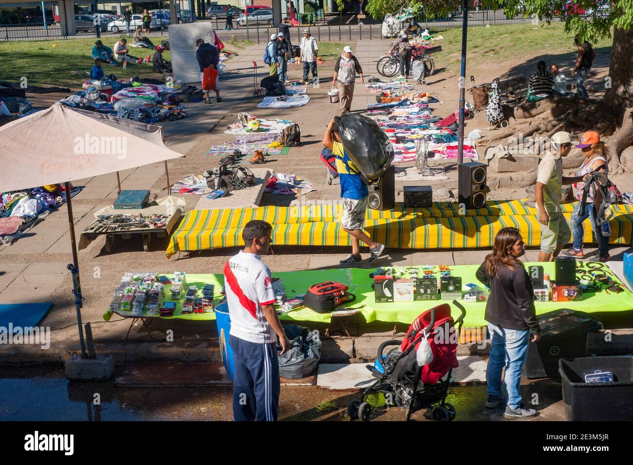 Buenos Aires, Argentina. 5th Nov, 2017. Street vendors seen at the entrance to the city's bus station.Known for its eclectic European architecture and a rich cultural life, Buenos Aires, with a population of about 3 million people (16 if you consider the Greater Buenos Aires) is thriving and full of life, a city with a rhythm of its own. Credit: Patricio Murphy/SOPA Images/ZUMA Wire/Alamy Live News Stock Photo