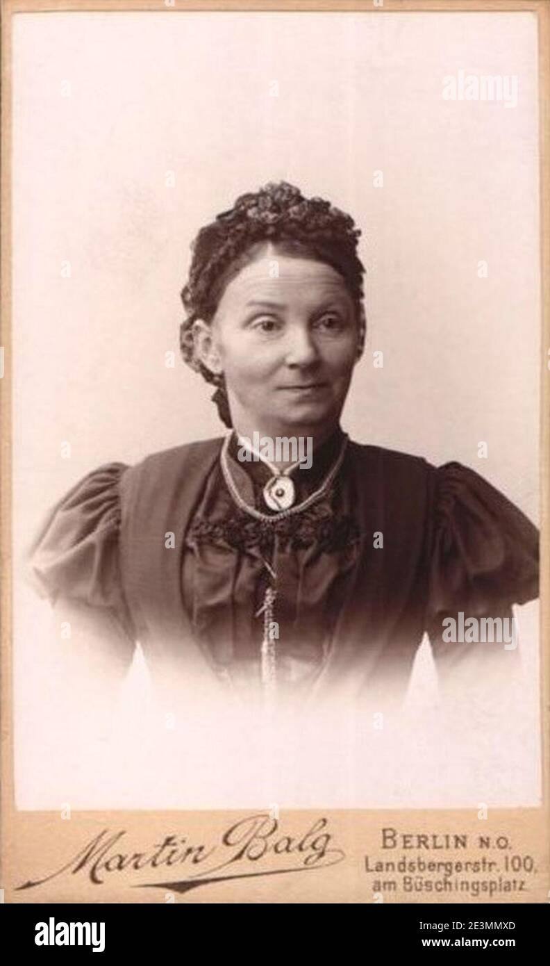 Martin Balg (Landsberger Str. 100) - Brustporträt einer Frau im dunklen Kleid m Halskette u Brosche. Stock Photo