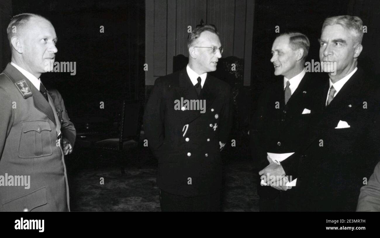 gespannen Beangstigend Speel Martin Seidel (NSDAP), Seyss-Inquart, Geerto Snijder and Mayor E.J. Voûte,  1941 Stock Photo - Alamy