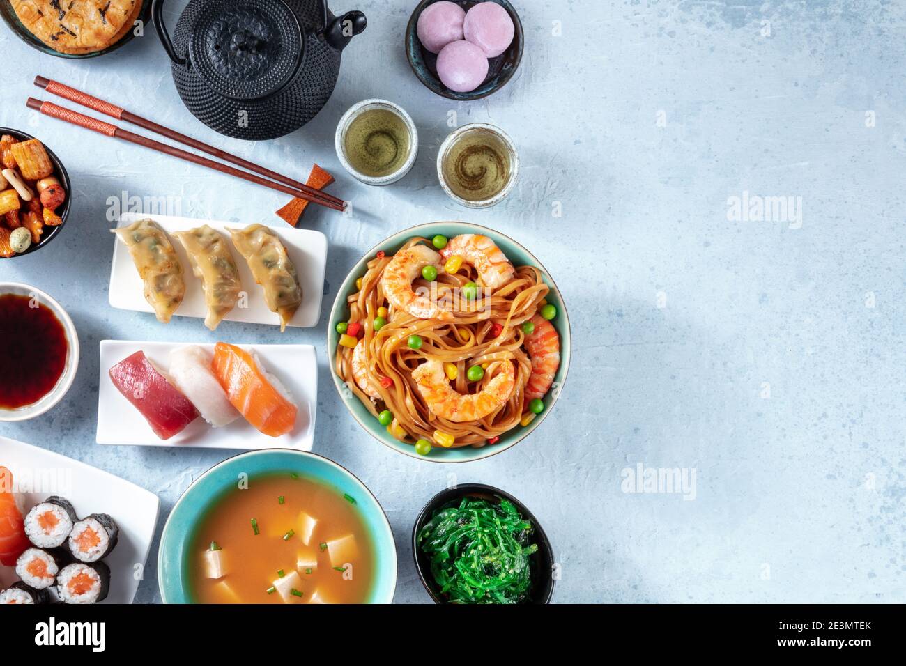 Alghe Wakame, piatto di lato per sushi Foto stock - Alamy